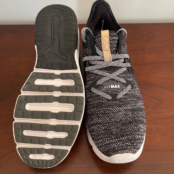 Women’s Nike AirMAX - Picture 3 of 3